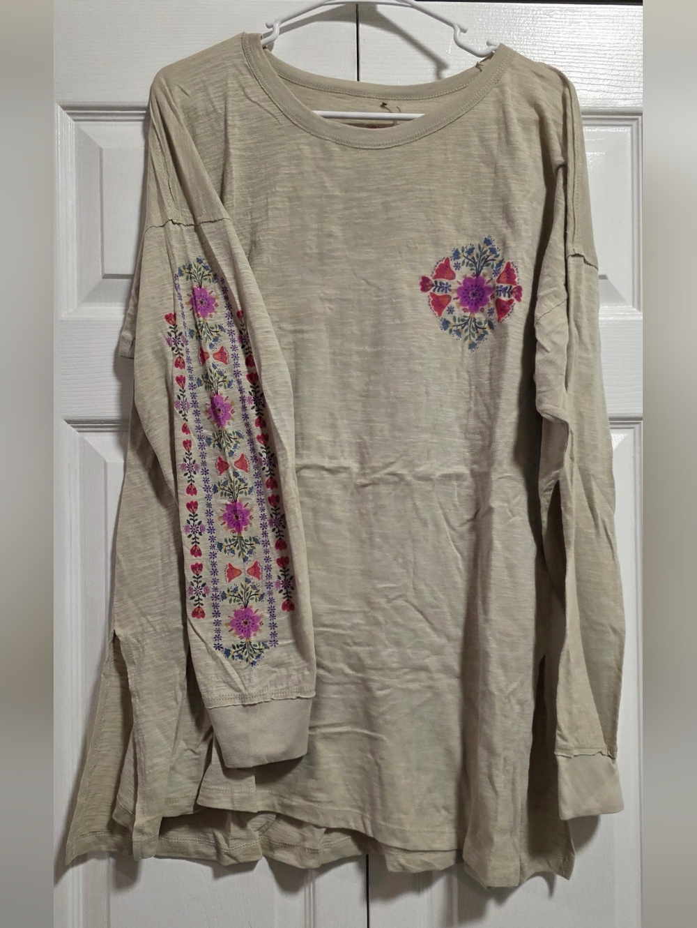 NATURAL LIFE Cream Crewneck Tee with Floral Sleeve